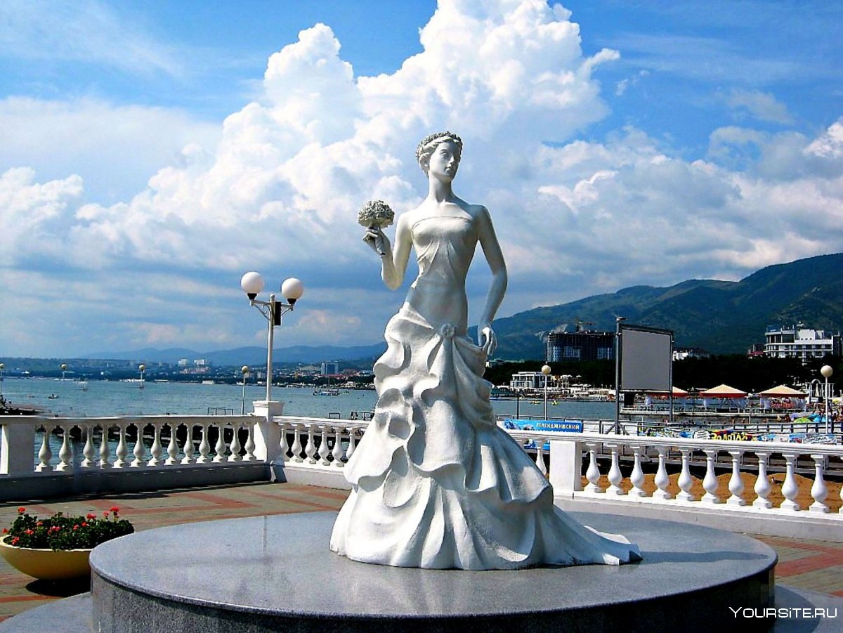 Памятник белая невеста в Геленджике