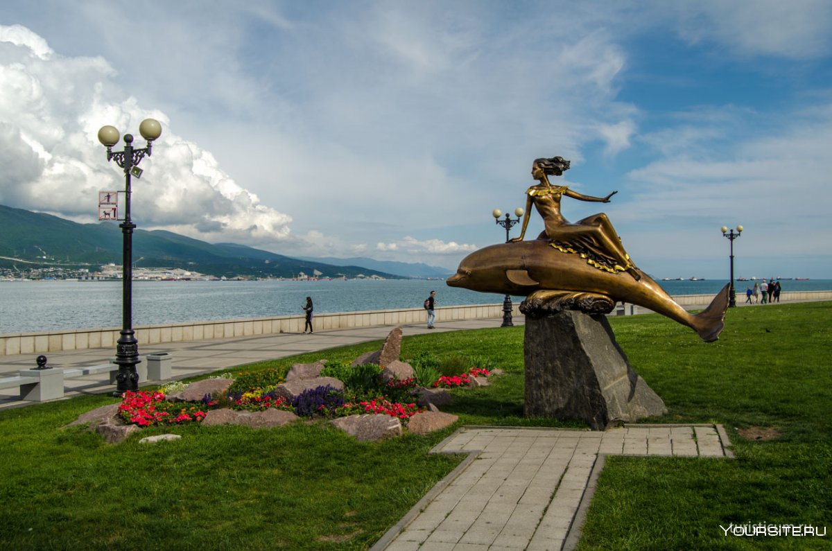 Скульптуры на набережной Адмирала Серебрякова Новороссийск