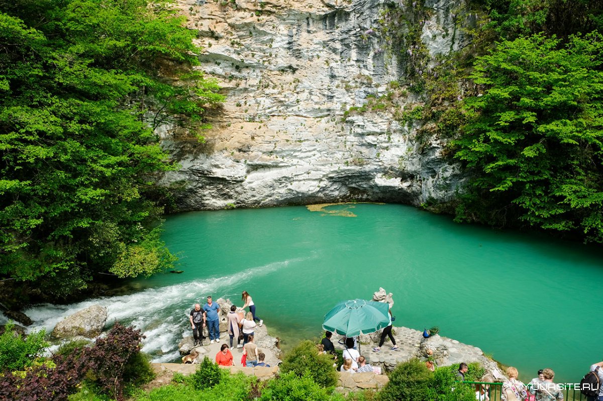 Зеленое озеро в Абхазии