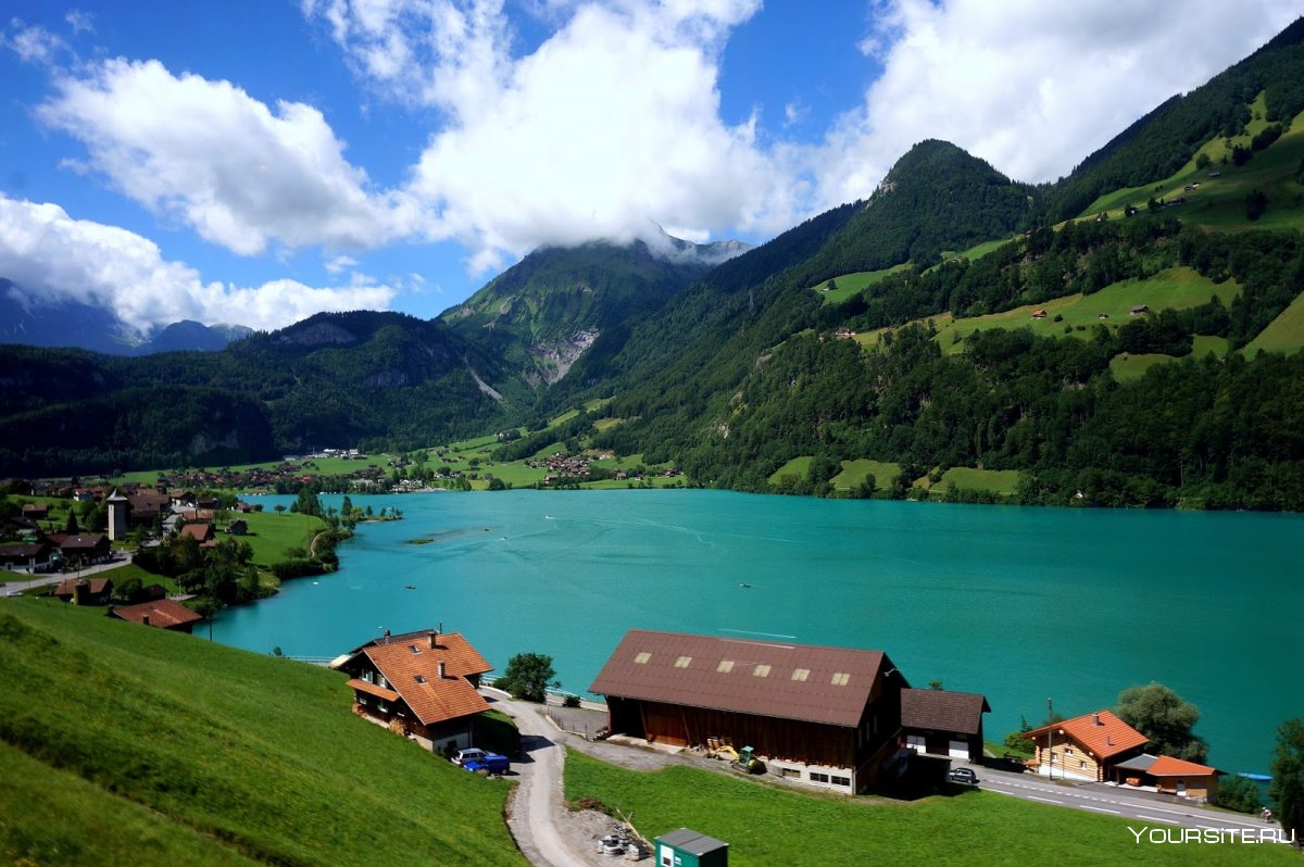 Альпийские деревни в Швейцарии у озера