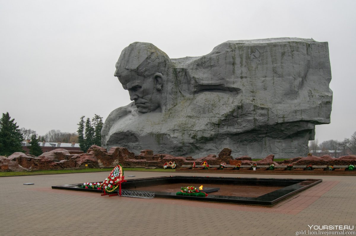 Мемориал Брестской крепости огонь