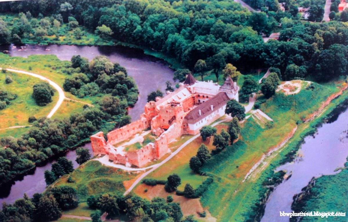 Замок Яунпилс в Латвии