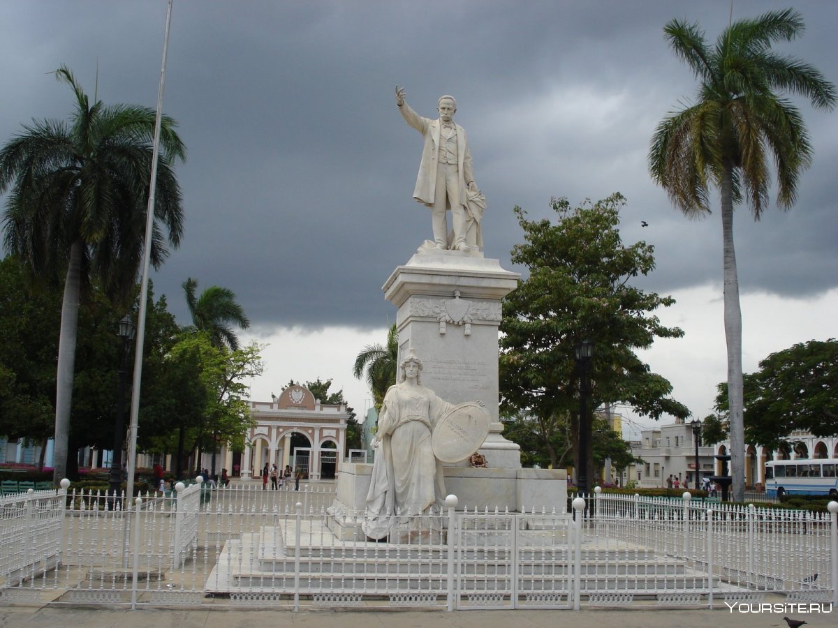 Портовый комплекс в бухте кубинского города Сьенфуэгос