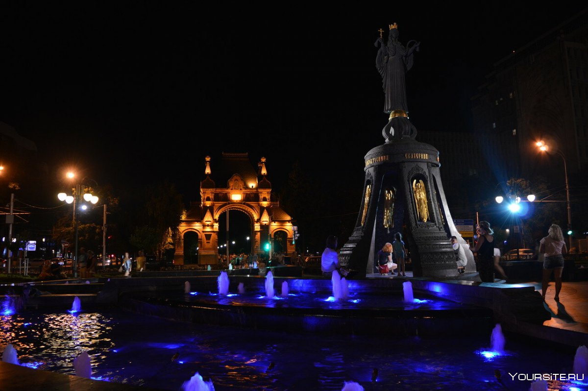 Памятники в Краснодаре ночью