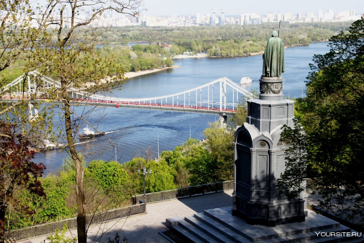 Памятник на берегу Днепра в Киеве