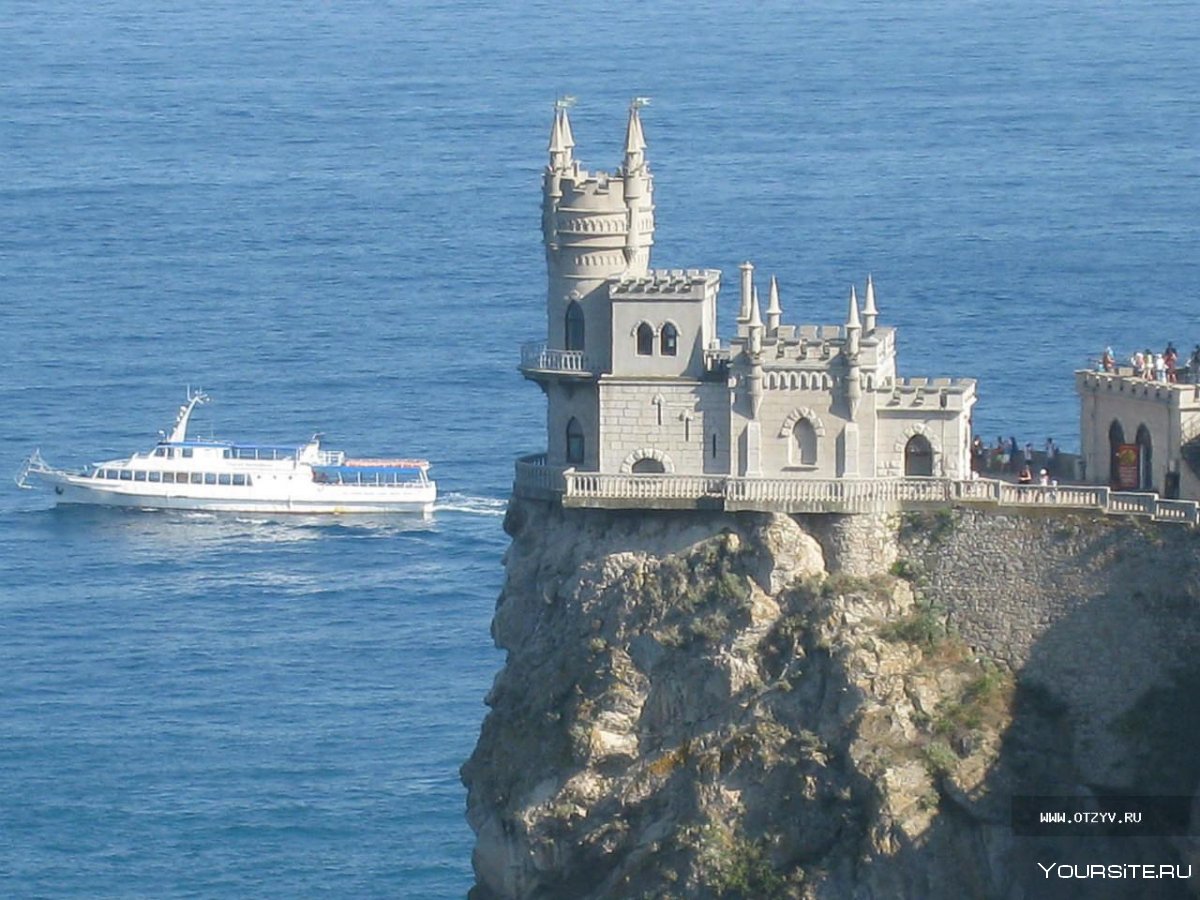Ласточкино гнездо в Крыму вид с катера