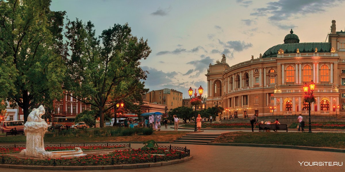 Оперный театр Одесса вечером