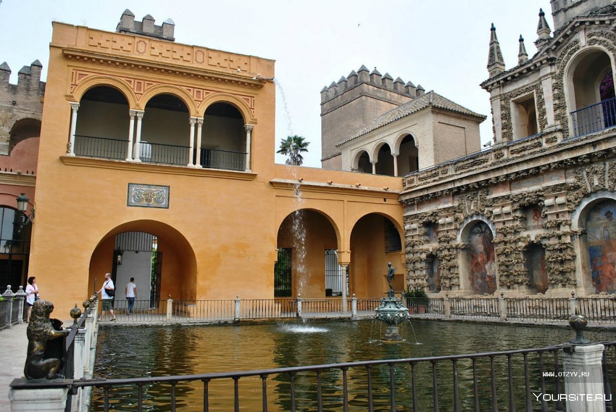 Площадь Испании и дворец Алькасар в Севилье.