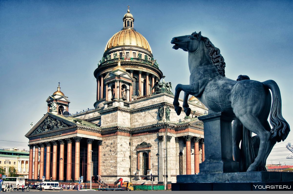 Исаакиевский собор в Санкт-Петербурге с памятником