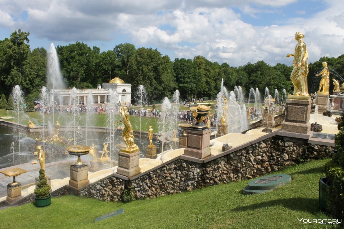 Каскад фонтанов в Петергофе