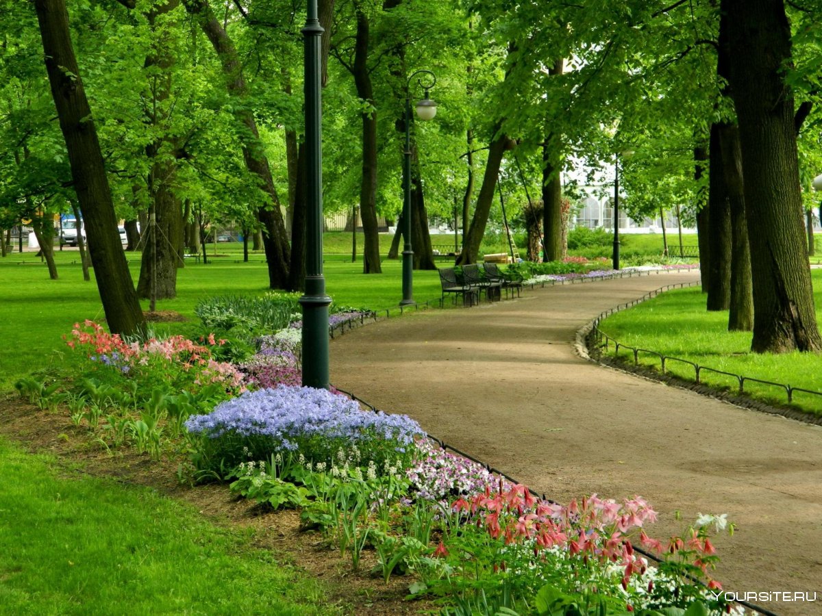Михайловский сад в Санкт-Петербурге весной