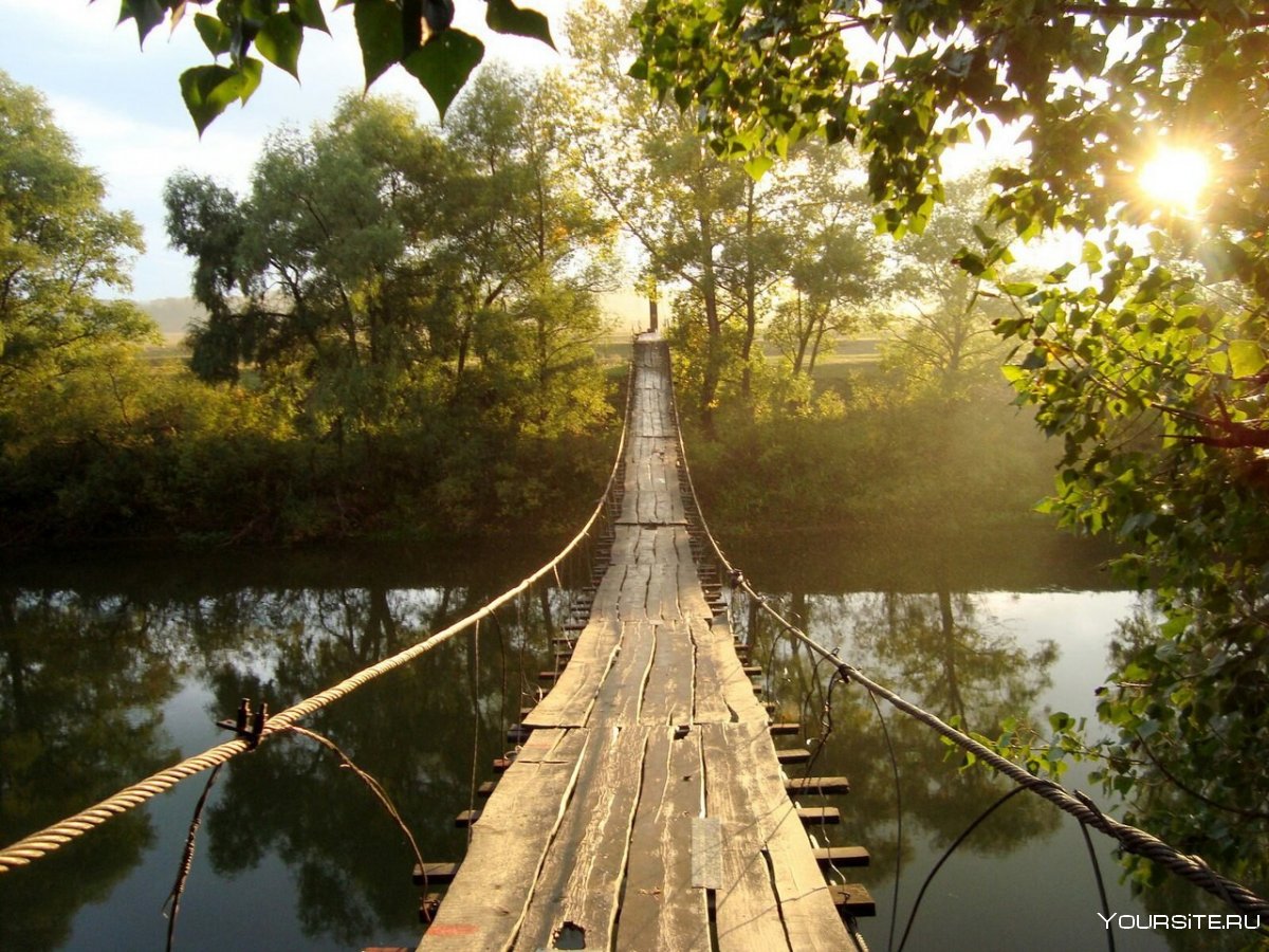 Висячий мост через реку