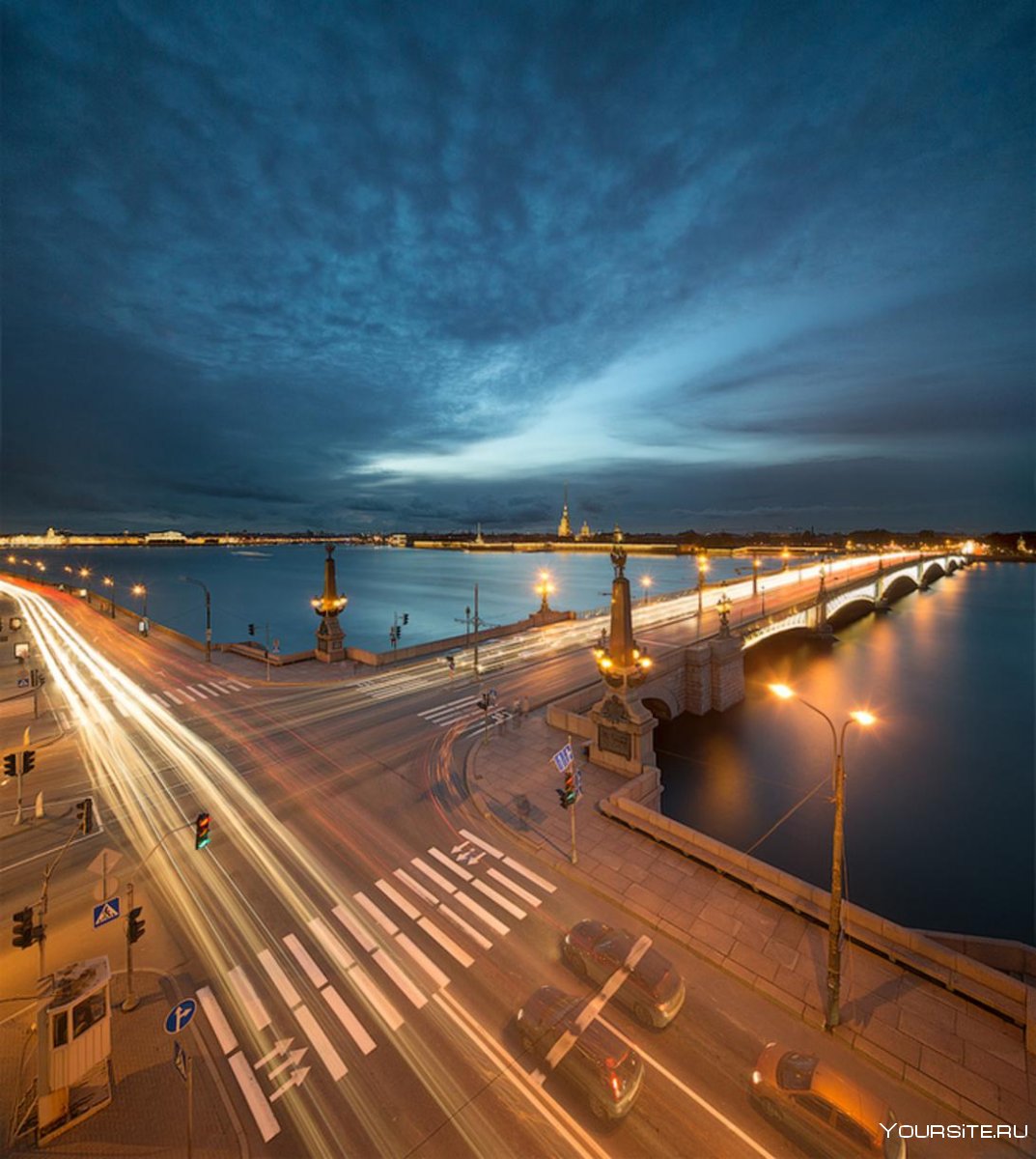 Мост Александра Невского в Санкт-Петербурге вечером