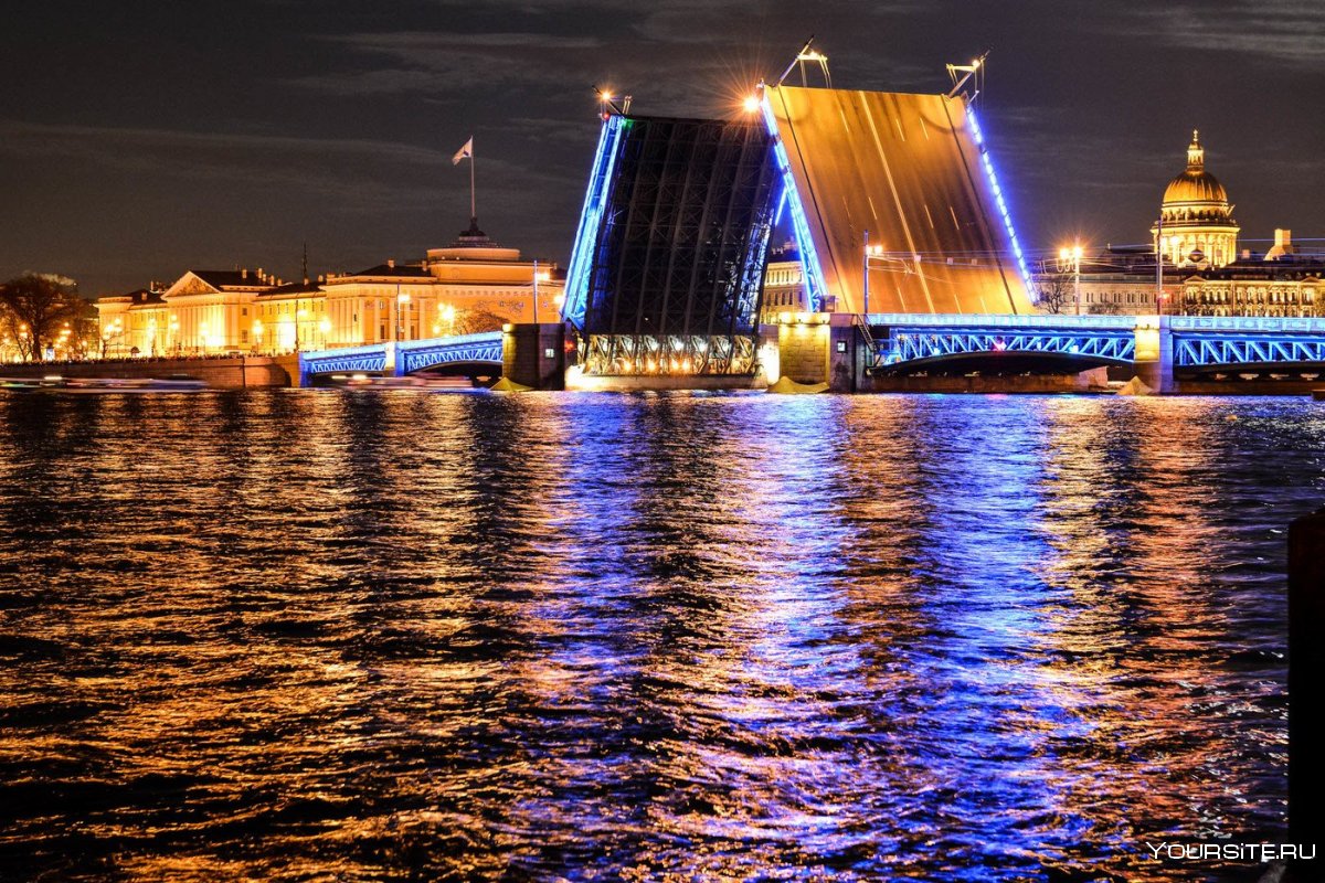Ночной развод мостов в Санкт-Петербурге