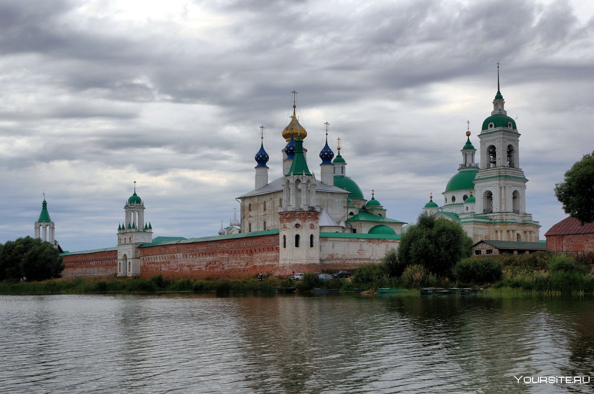 Ростовский Кремль с озера Неро