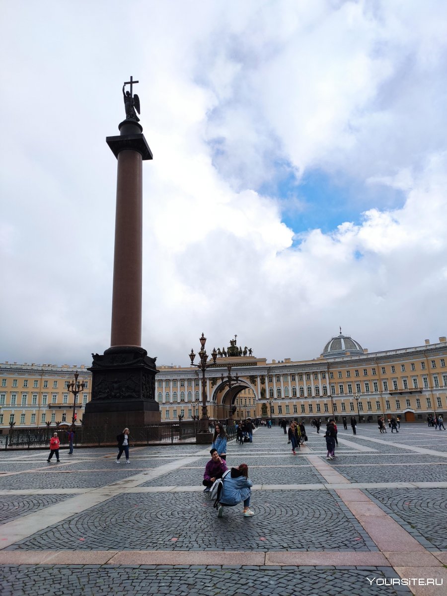 Дворцовая площадь в Санкт-Петербурге что в центре