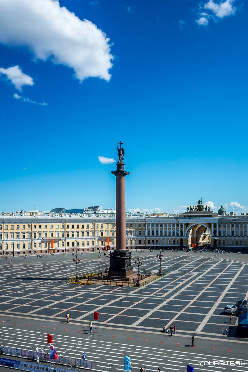Дворцовая площадь в Санкт-Петербурге что в центре