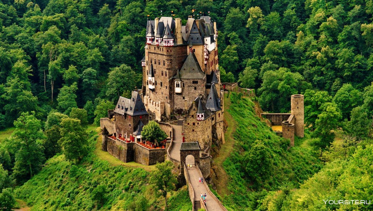 Германия замок Эльц полнолуние