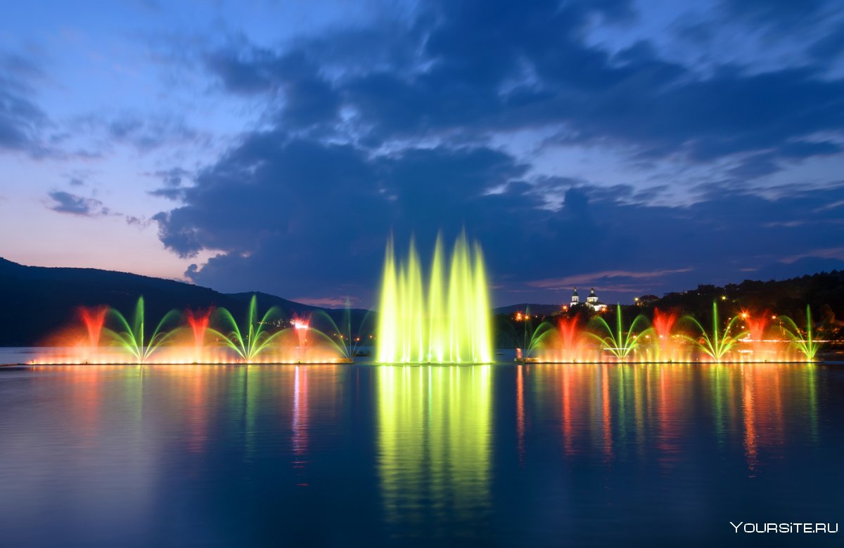 Абрау-Дюрсо фонтан на озере