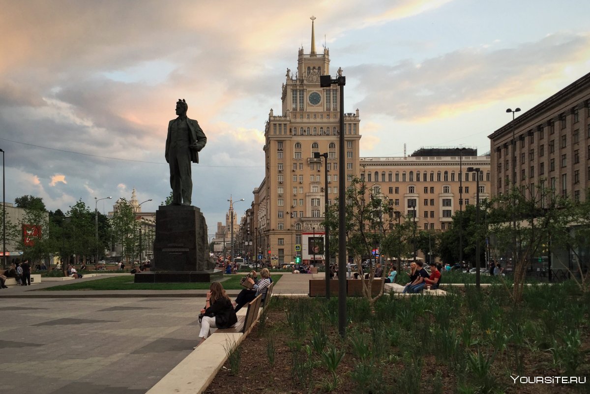 Памятник на Триумфальной площади в Москве
