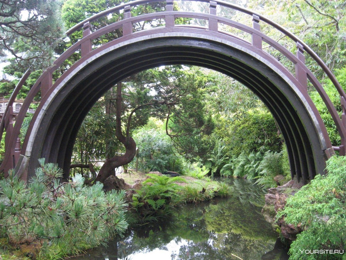 Мостик в саду арочный Япония