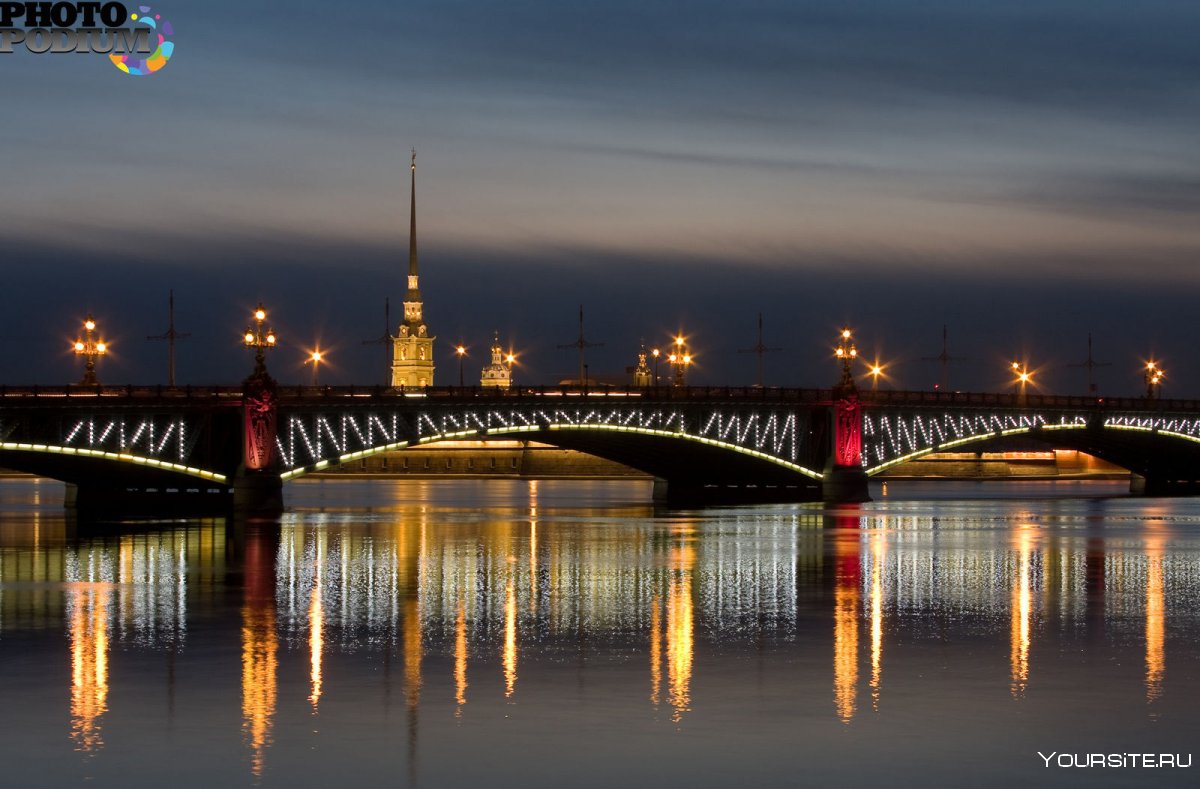 Мост Александра Невского в Санкт-Петербурге вечером