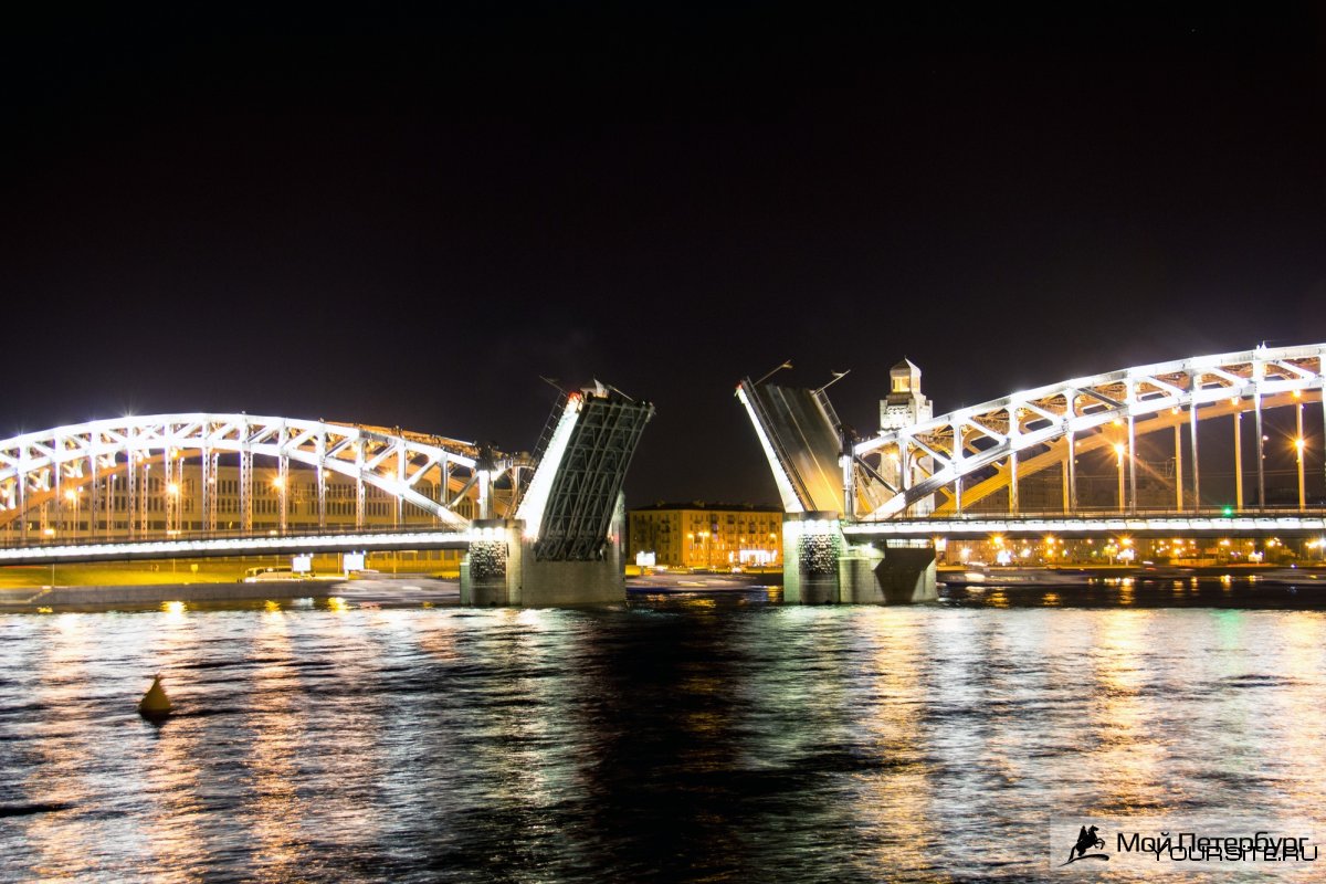 Разводной мост в Санкт-Петербурге ночью