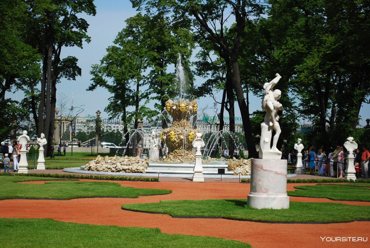 Царицын фонтан в летнем саду