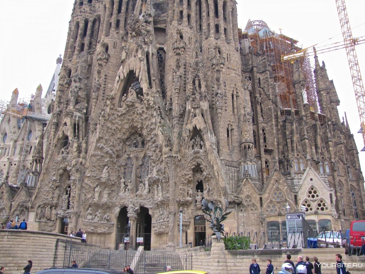 Барселона собор всех святых Гауди