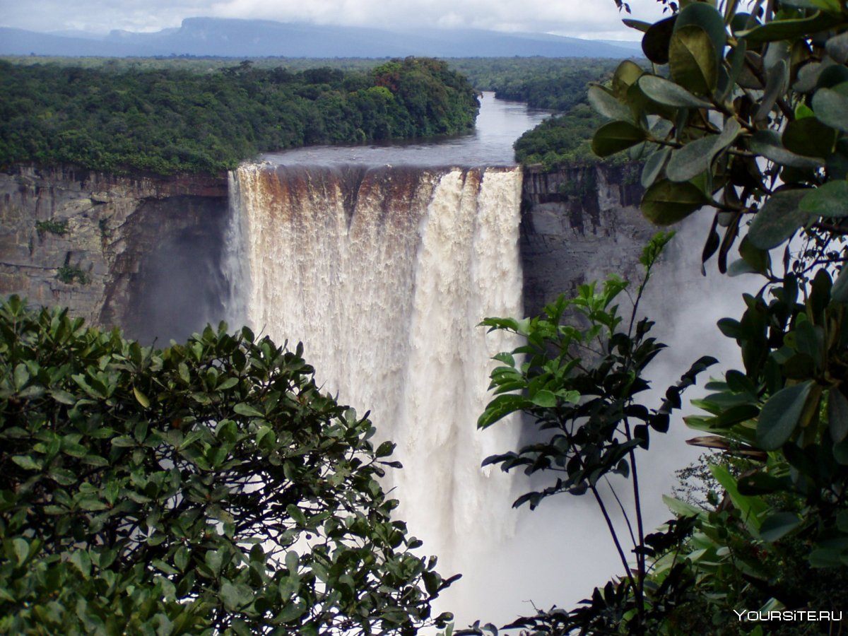 Водопад в Южной Америке Кайетур