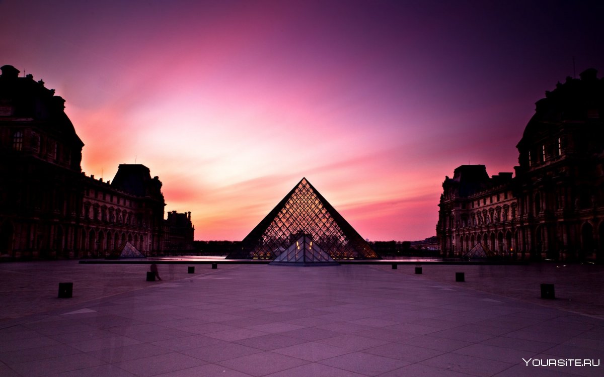 Пирамида Лувра в Париже, Франция