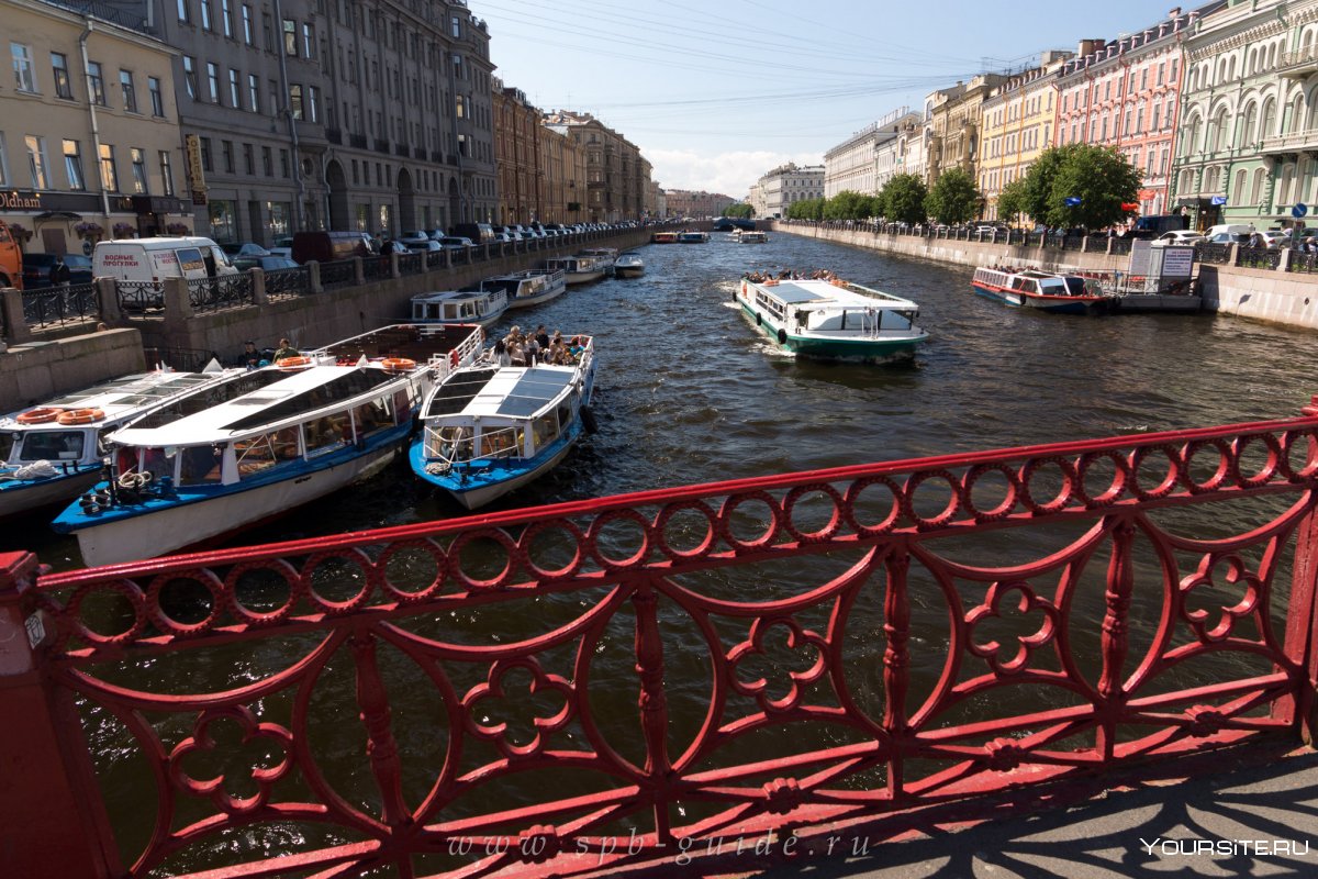 Красный мост в Санкт-Петербурге
