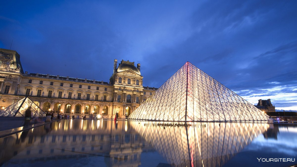 Здание Лувра в Париже