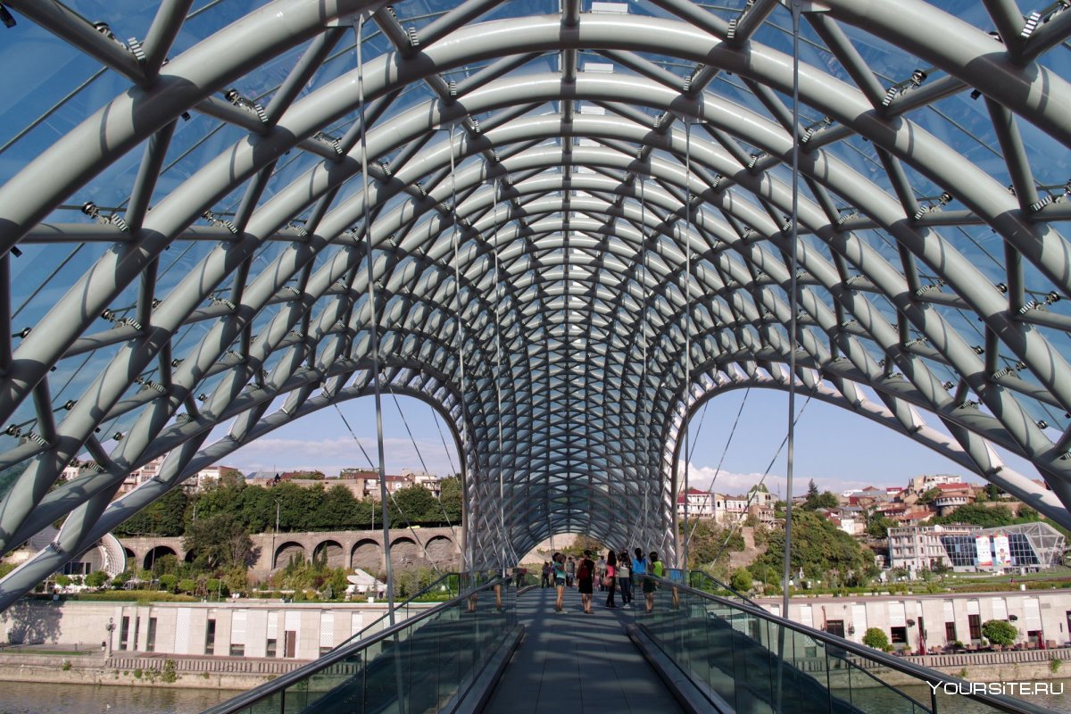 Пешеходный мост в Тбилиси