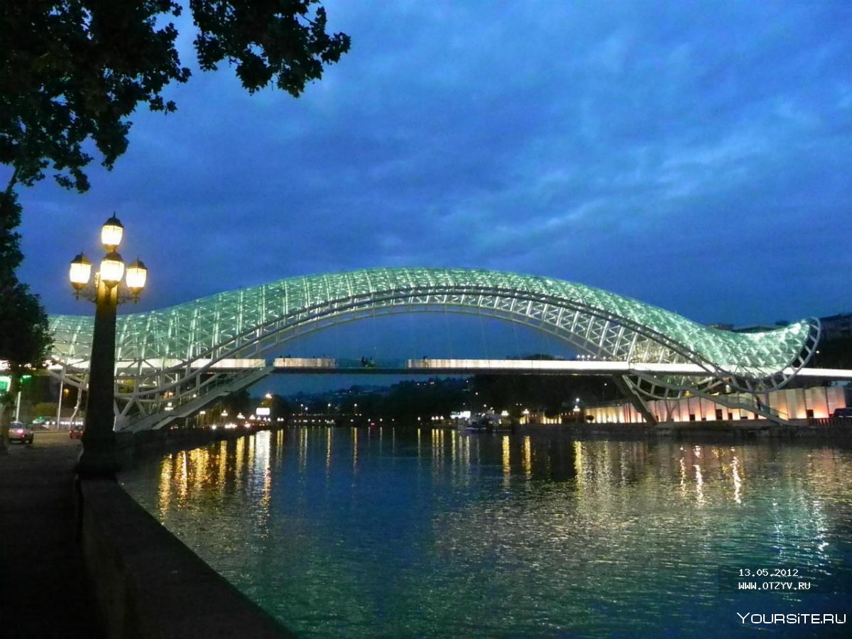 Мост в Тбилиси стеклянный