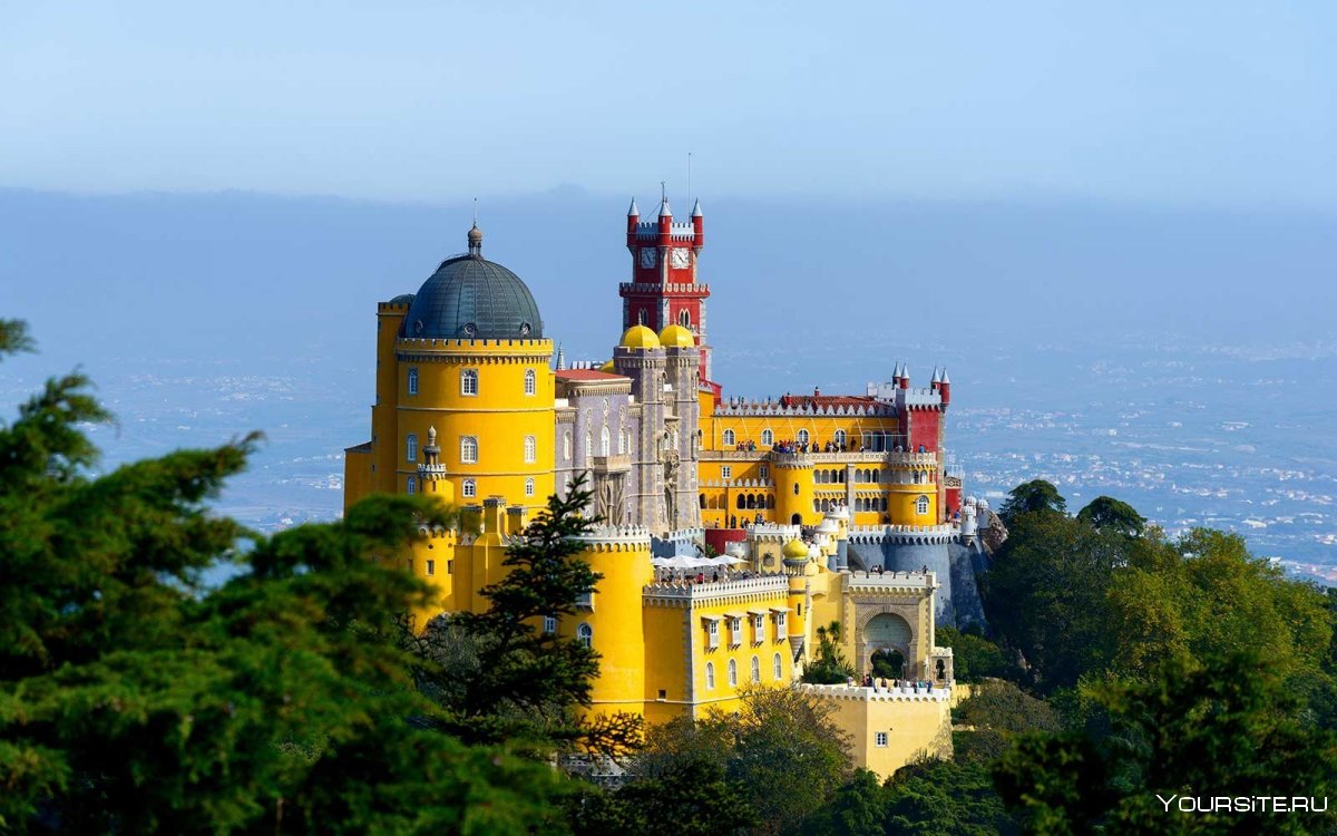Красный замок на горе знаменитый Португалия