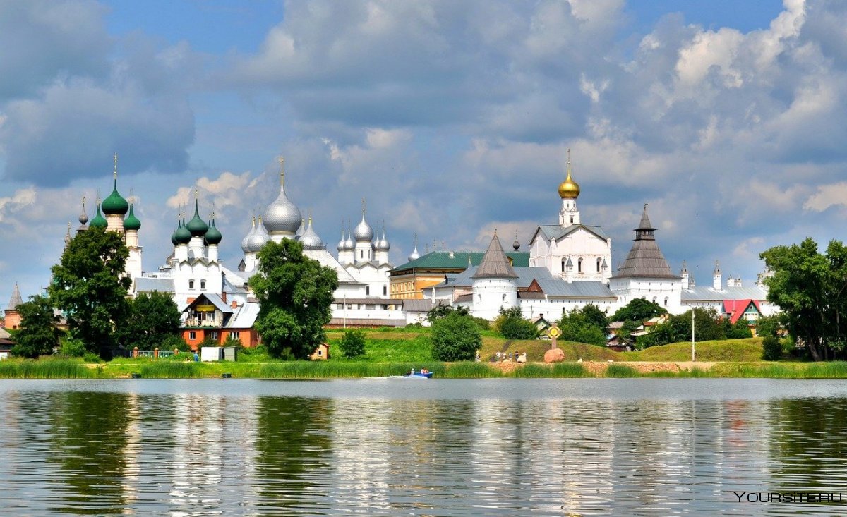 Ростовский Кремль с озера Неро
