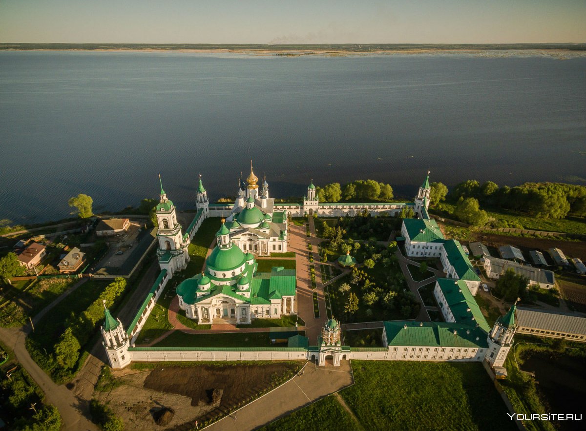 Спасо-Яковлевский монастырь на берегу озера Неро
