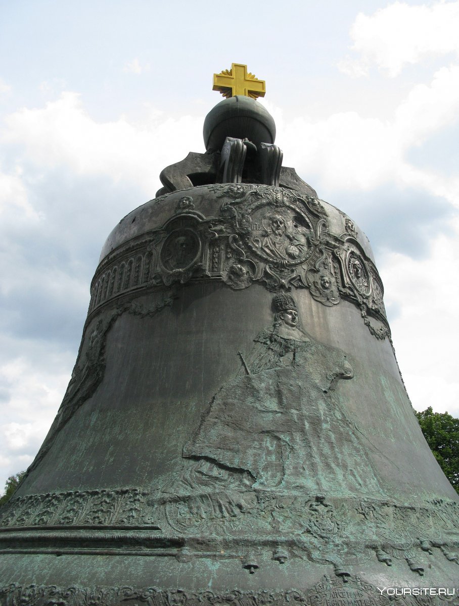 В Московском Кремле установлен царь-колокол.