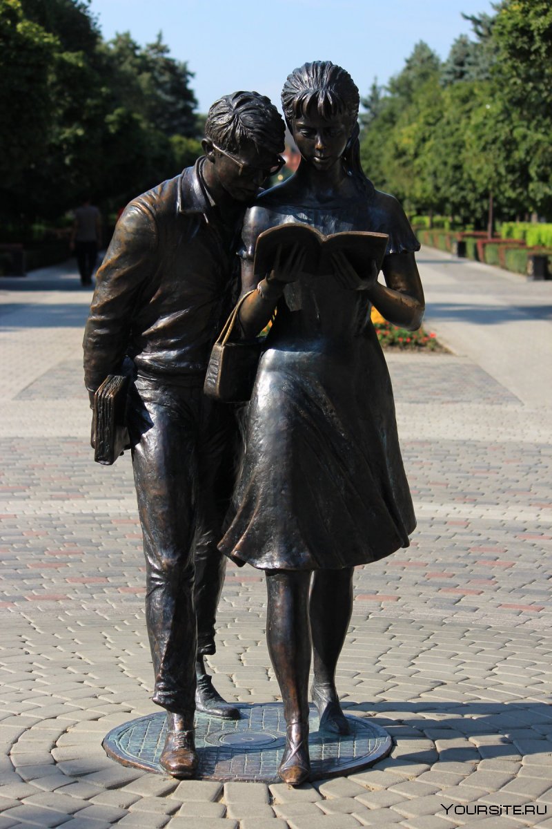 Скульптура Шурик и Лида