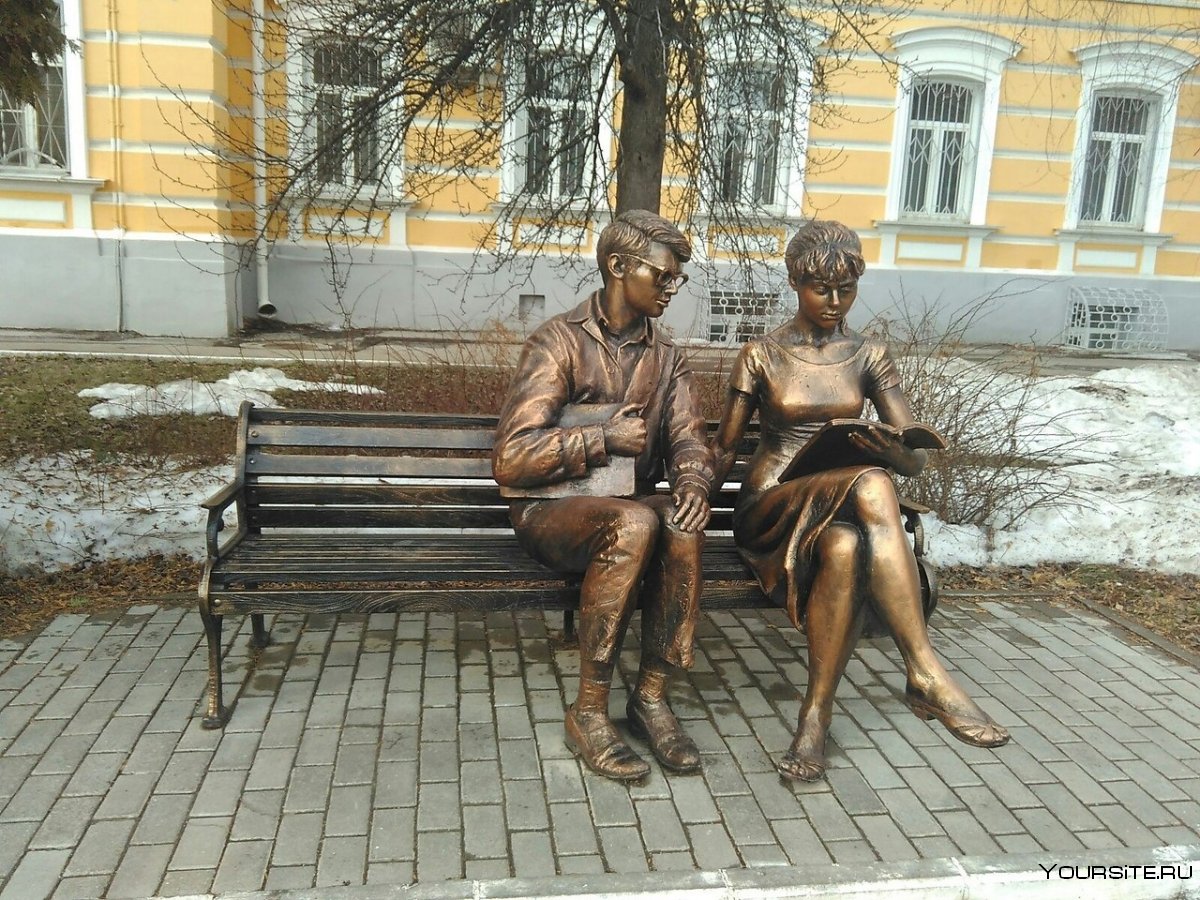 Памятник Шурику и Лиде в Москве