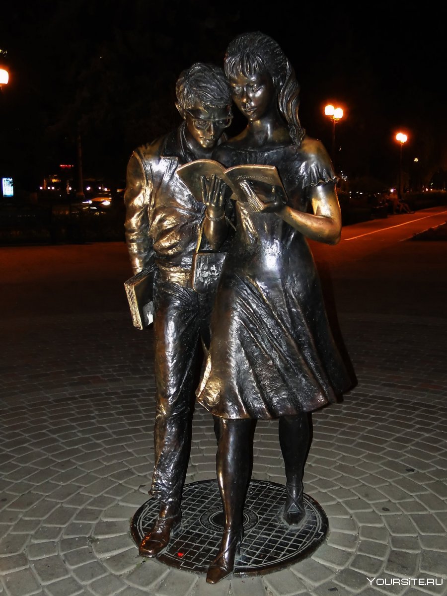 Памятник Шурику и Лидочке в Краснодаре