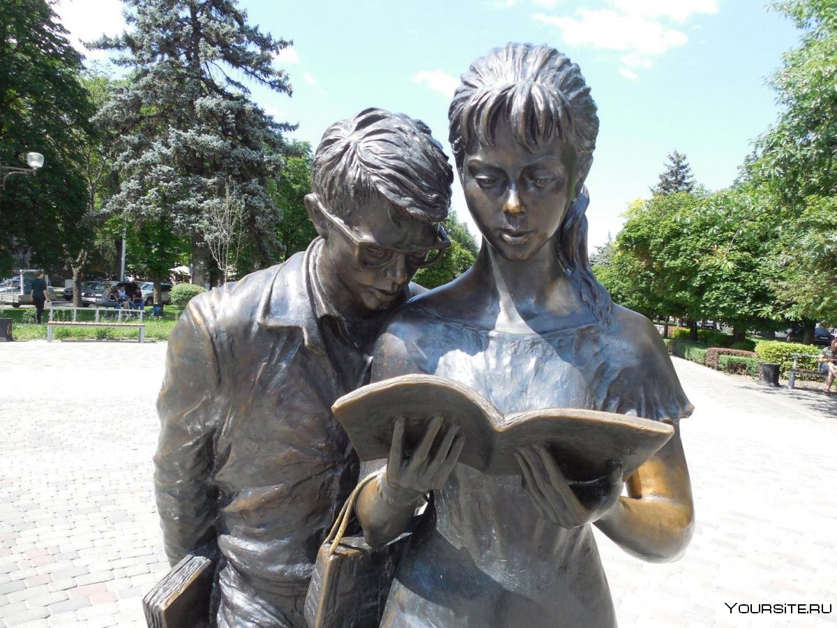 Скульптура Шурик и Лида Краснодар