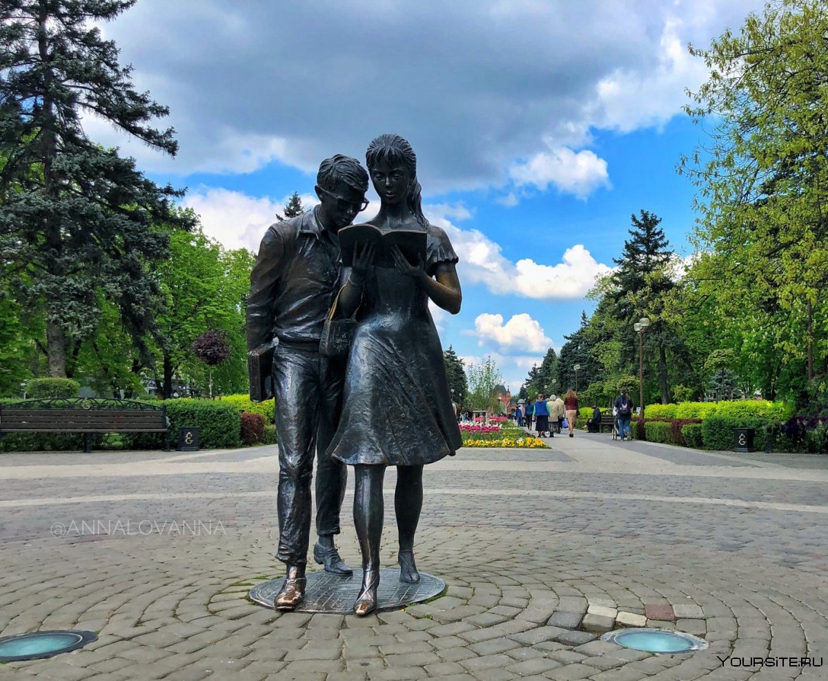Скульптура Шурика и Лиды в Москве