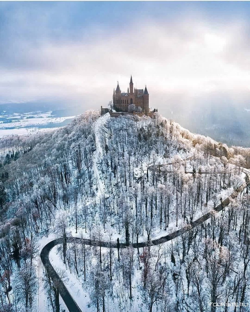 Замок монастырь в горах Германия