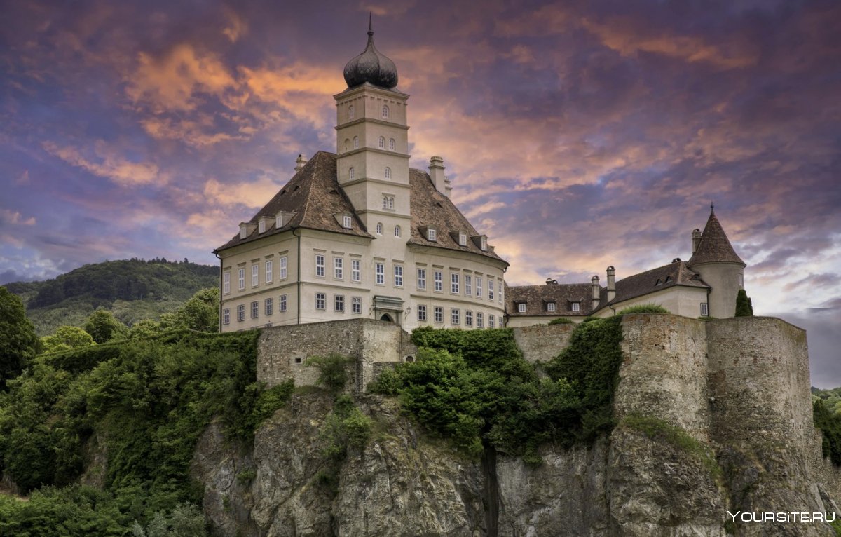 Замок на горе в Венгрии