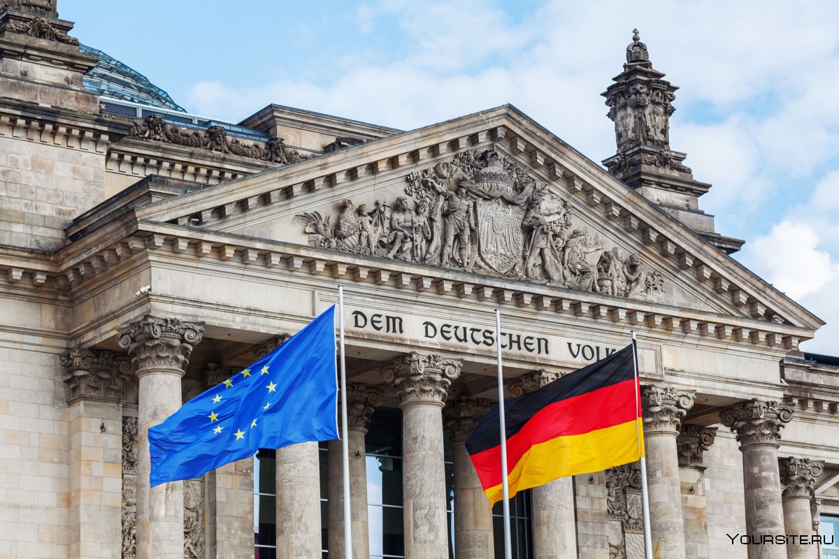 Reichstag с флагом Германии