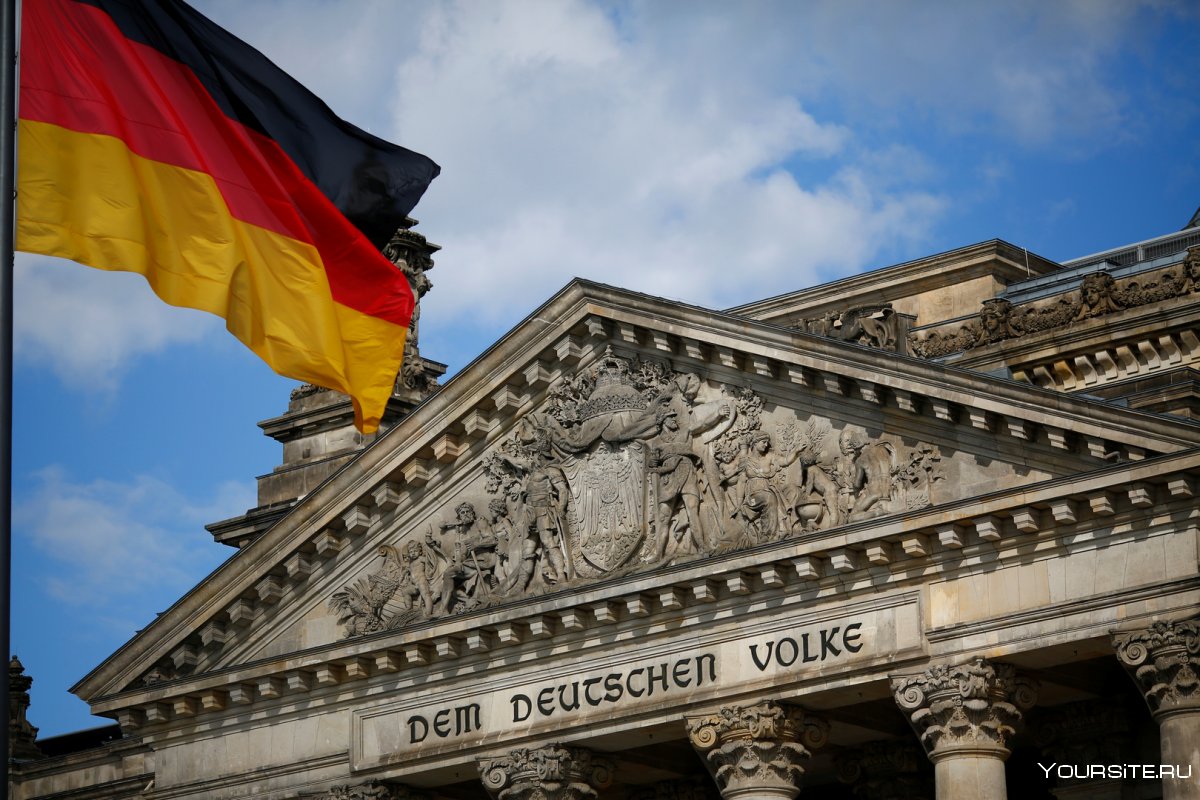Флаг Германии на фоне Бундестага