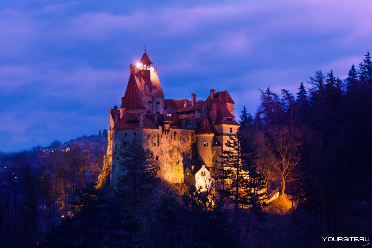 Замок Дракулы в Румынии ночью