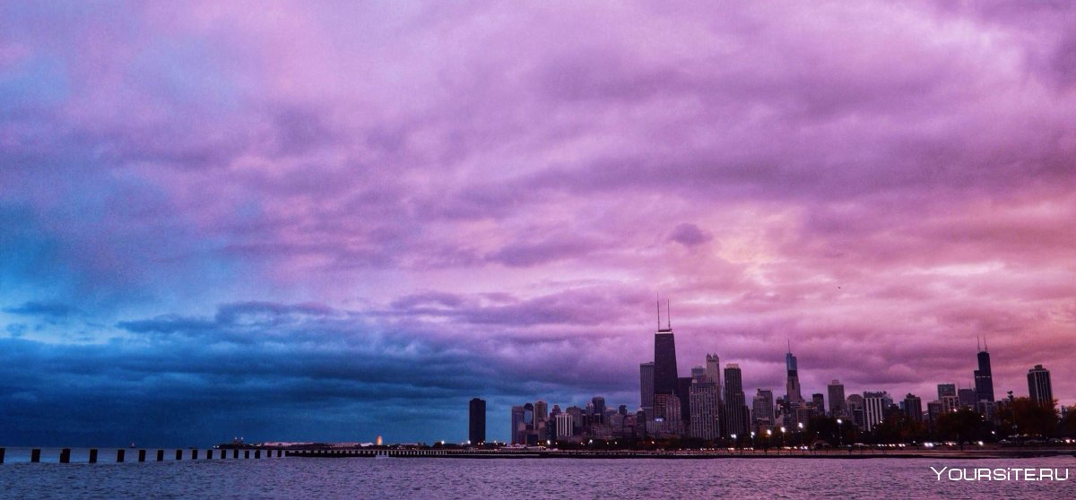 Фиолетовый закат в городе